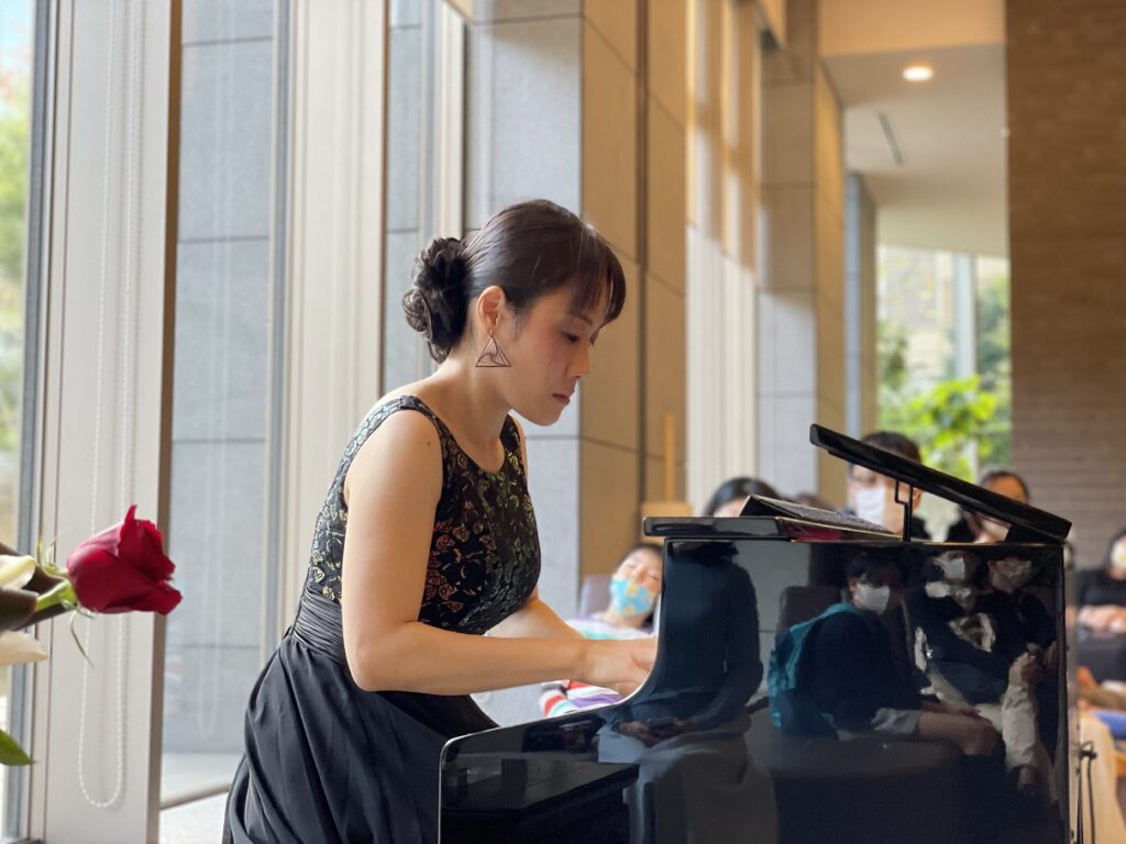 パークシティ武蔵小杉ミッドスカイタワーでのピアノコンサート。岩下さん熱演の様子