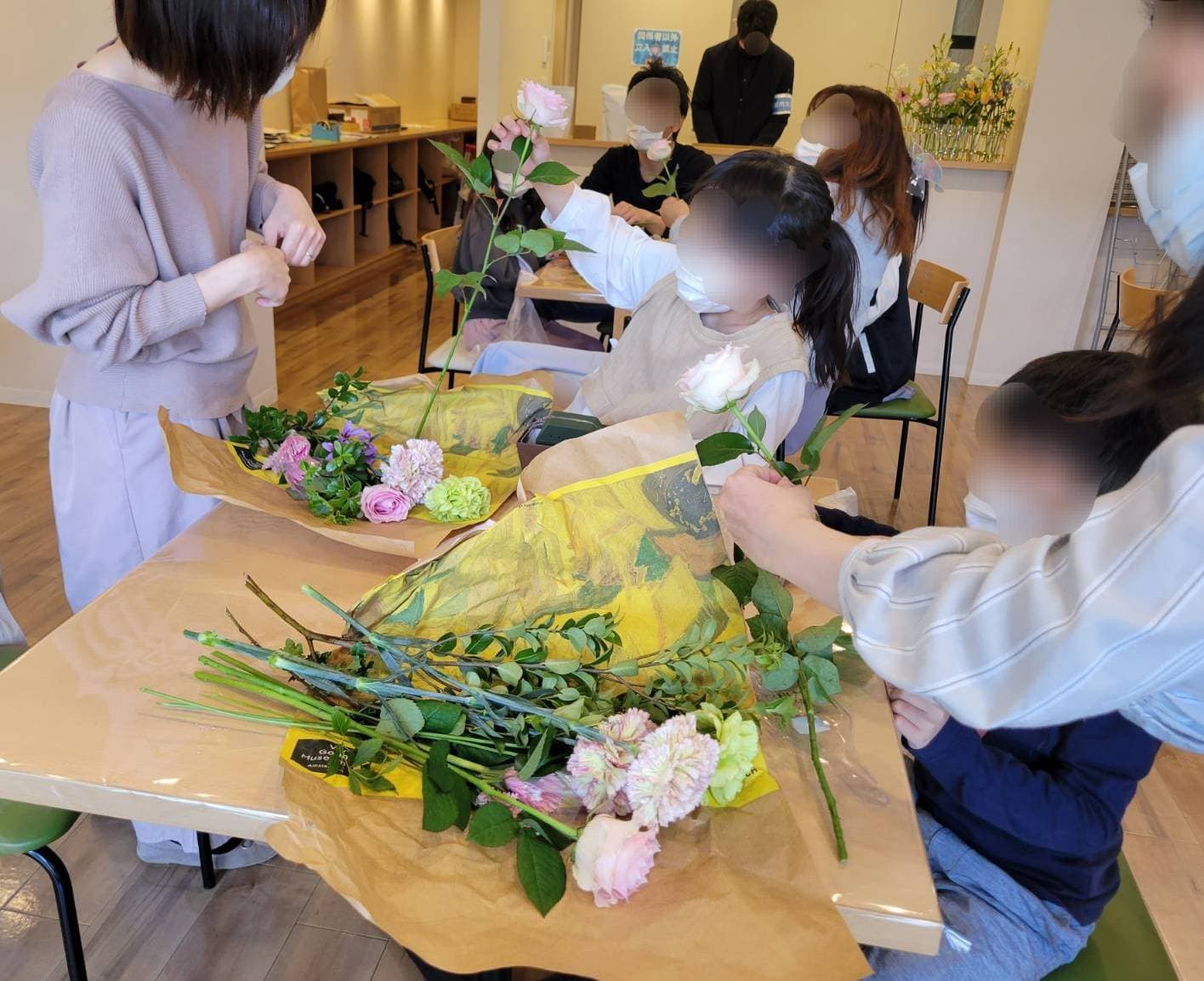 親子で楽しむフラワー教室 ハナノヒpresents 花育 お花のあしらいabc 武蔵浦和sky Garden としとくらし