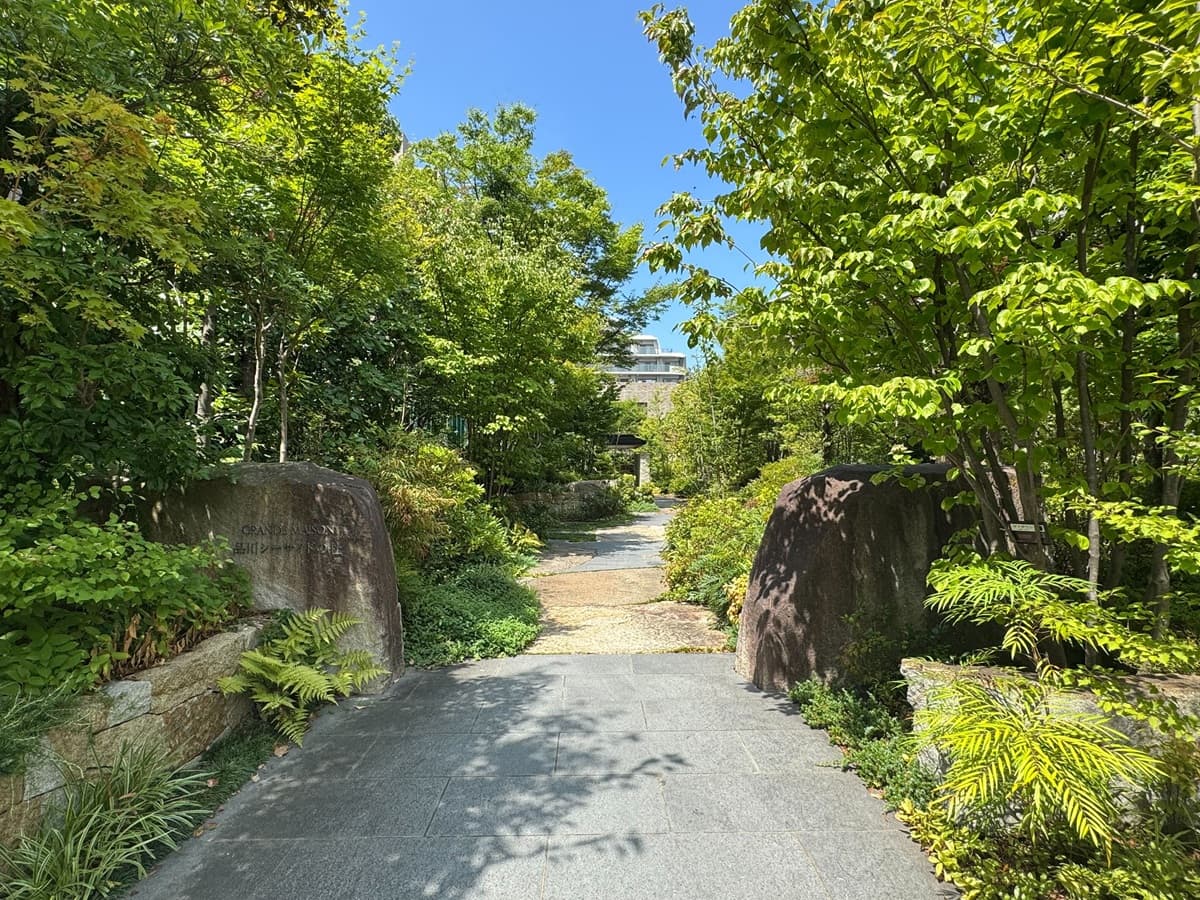 ⑤グランドメゾン品川シーサイドの杜の敷地エントランスの植栽（としとくらし）