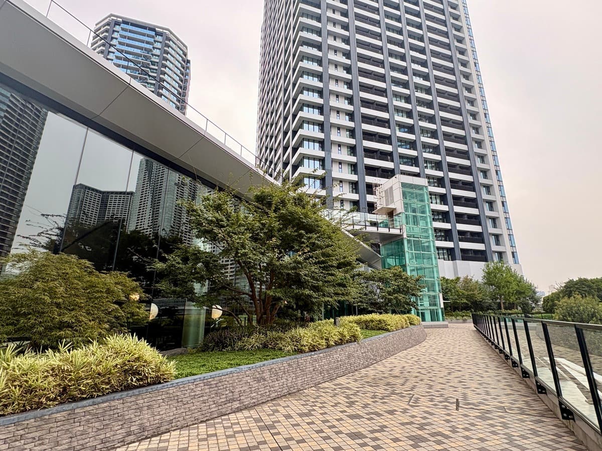 ドゥ・トゥール（DEUX TOURS）の2階の遊歩道（としとくらし）