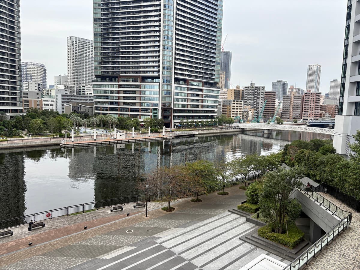 ドゥ・トゥール（DEUX TOURS）のエントランスから見た晴海運河（としとくらし）