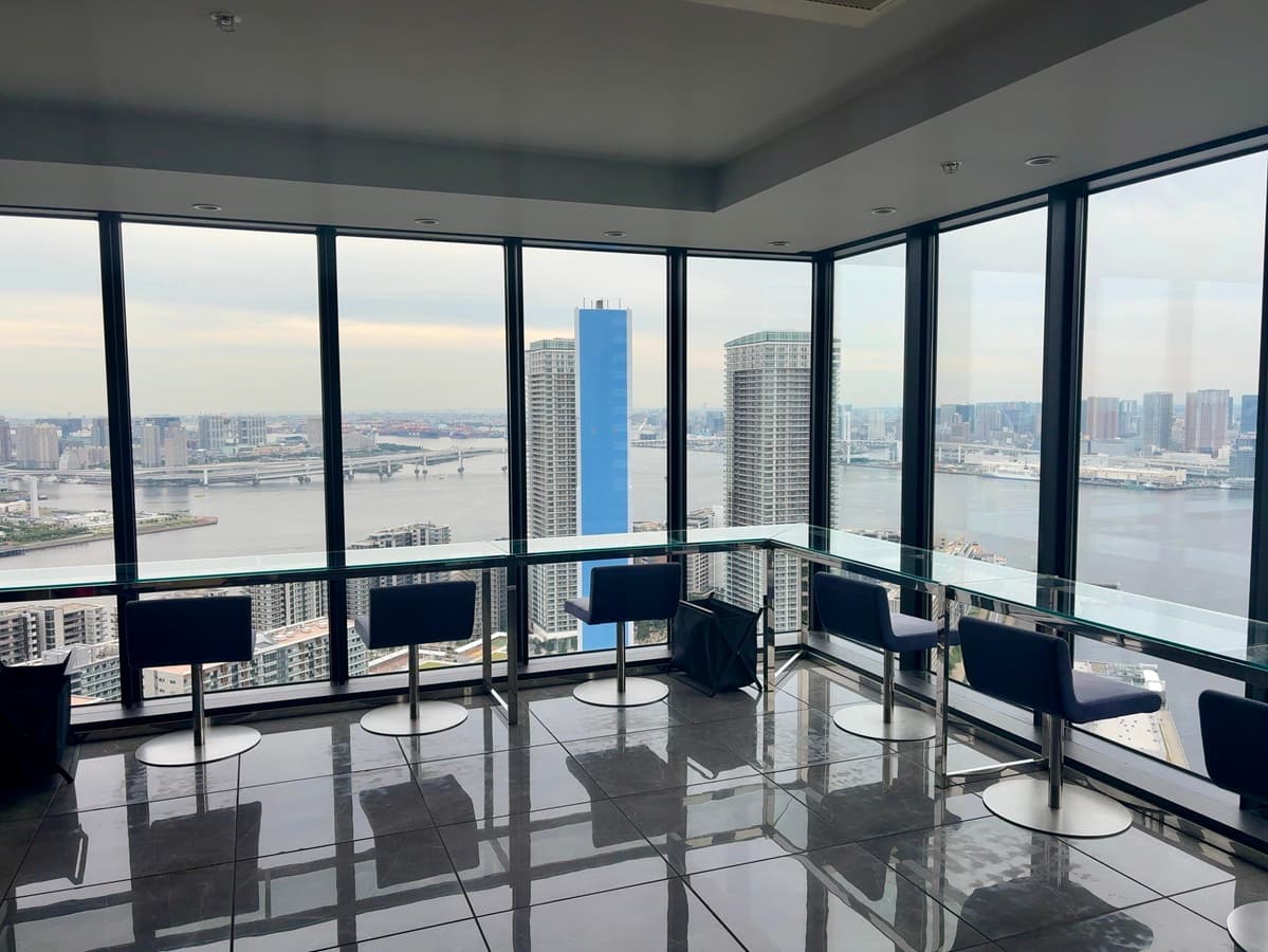 ドゥ・トゥール（DEUX TOURS）のビューラウンジ&バー（としとくらし）