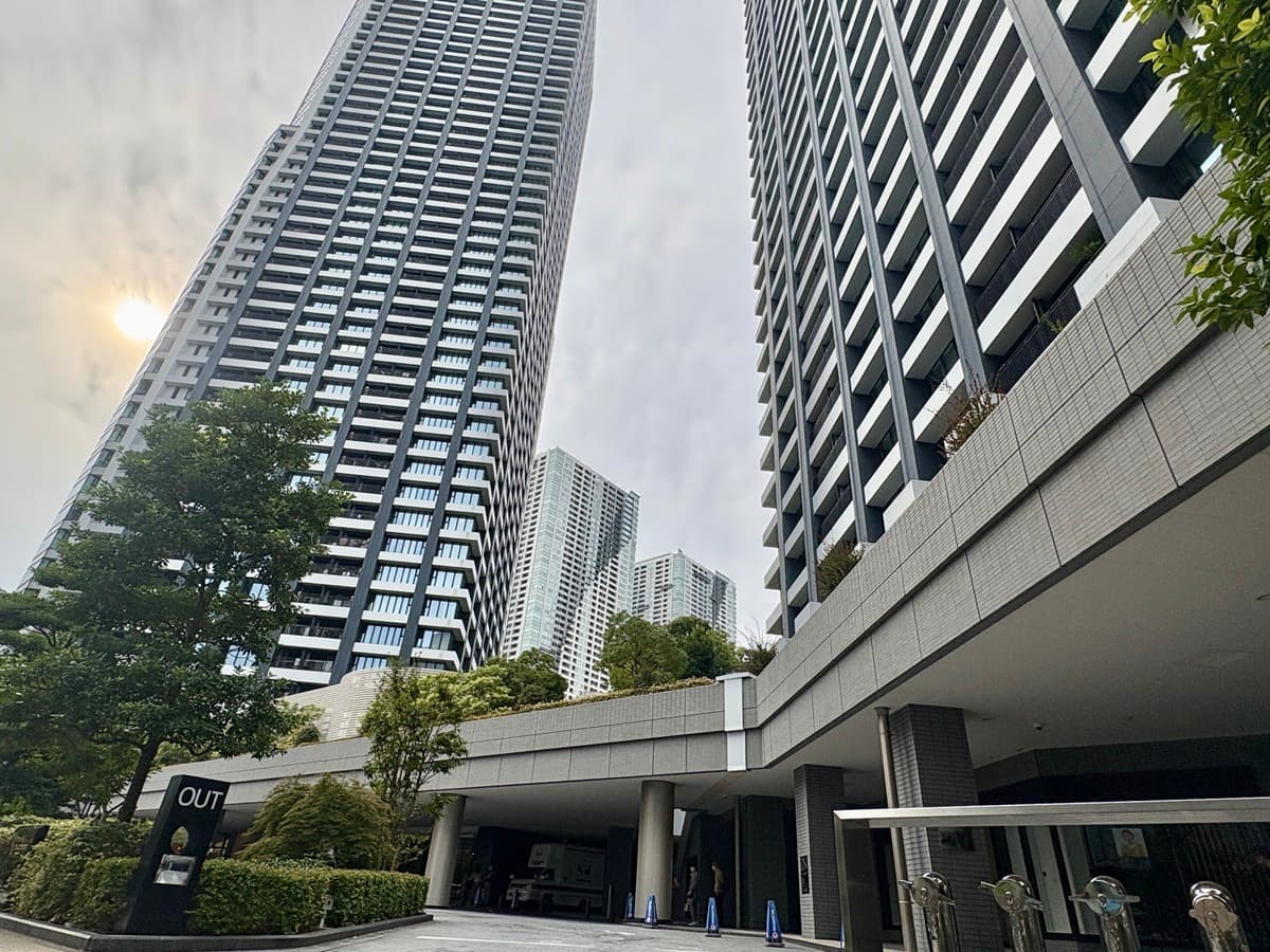 ドゥ・トゥール（DEUX TOURS）の晴海側エントランス