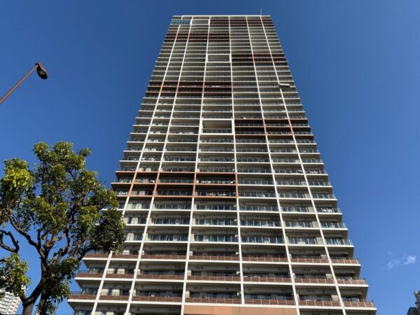 21パークタワー東雲の吹き抜けがアクセントになる外観（としとくらし）