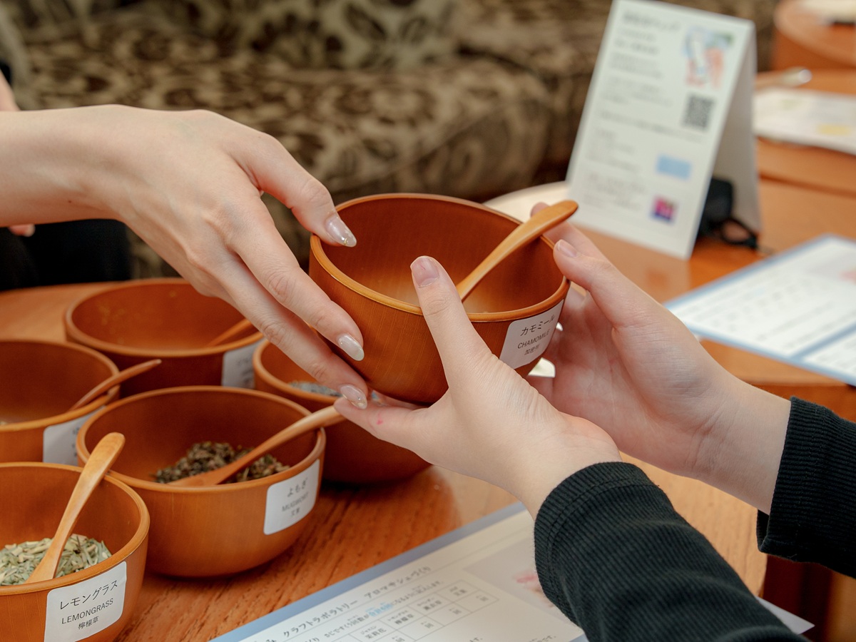 原料の匂いを嗅ぐ（アロマサシェ作り）としとくらし